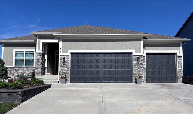 7450 Douglas Ct, Parkville, MO 64152