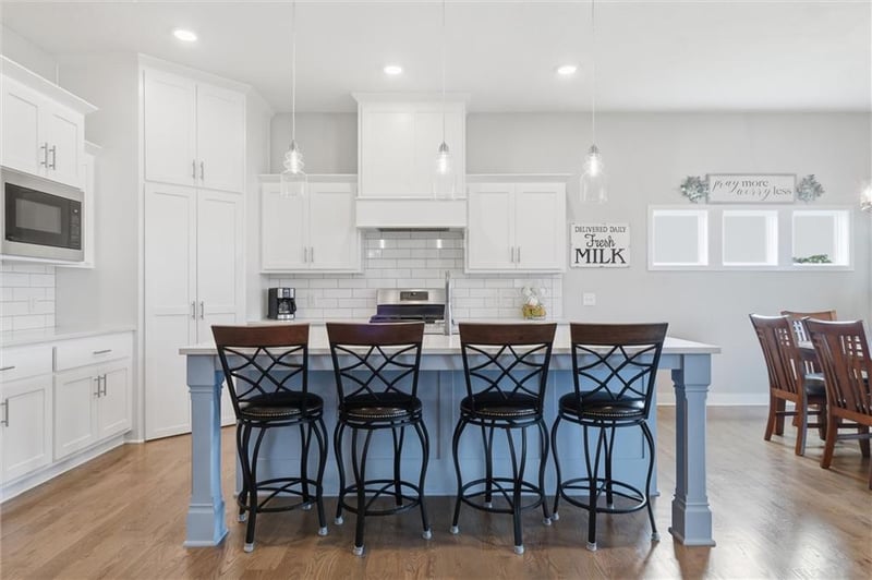 7450 Douglas Ct, Parkville, MO 64152