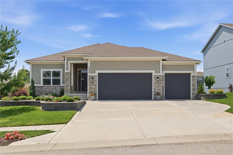 7450 Douglas Ct, Parkville, MO 64152