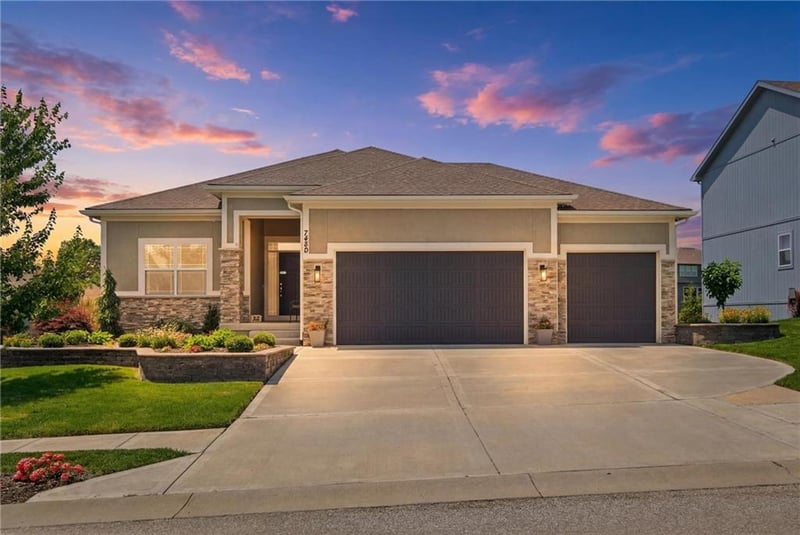 7450 Douglas Ct, Parkville, MO 64152