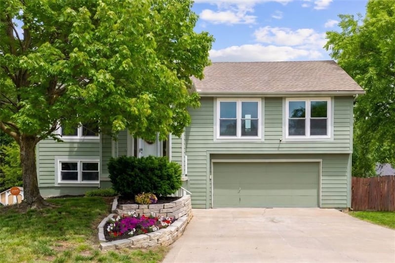 808 Daney Dr, Lee's Summit, MO 64081
