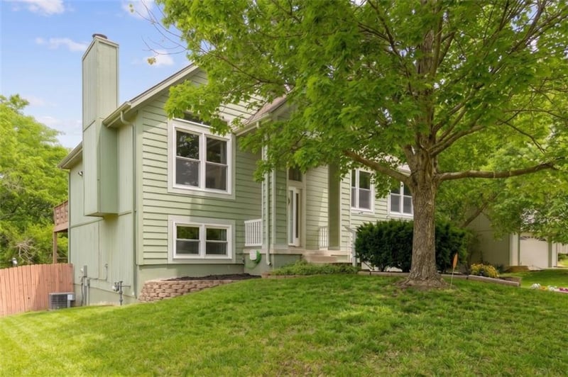 808 Daney Dr, Lee's Summit, MO 64081