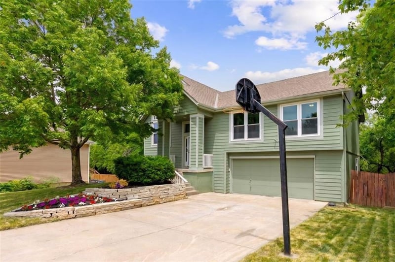 808 Daney Dr, Lee's Summit, MO 64081