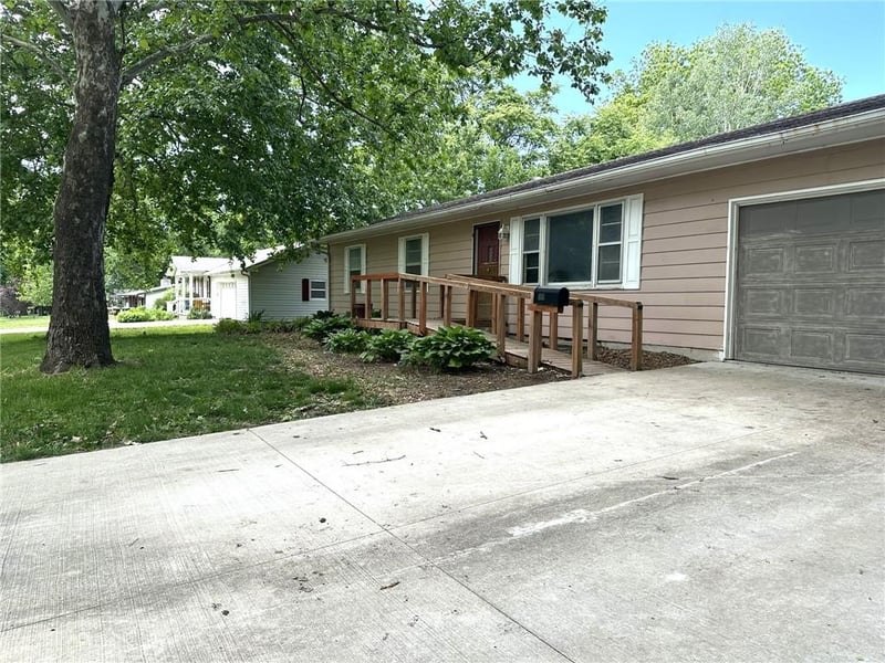 1618 Glenn Dr, Lawrence, KS 66044