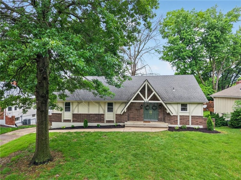 608 SW Montgomery St, Lee's Summit, MO 64081