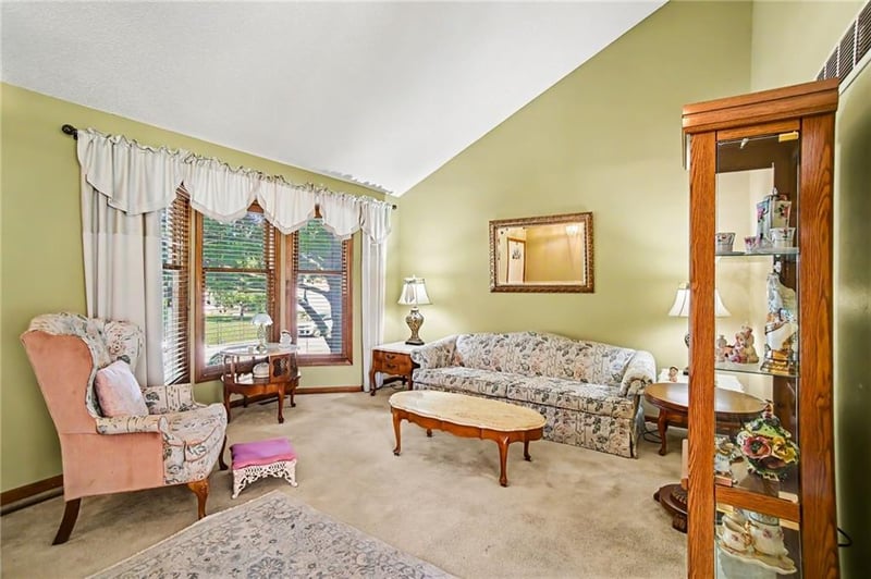 916 Heatherwood Dr, Blue Springs, MO 64015