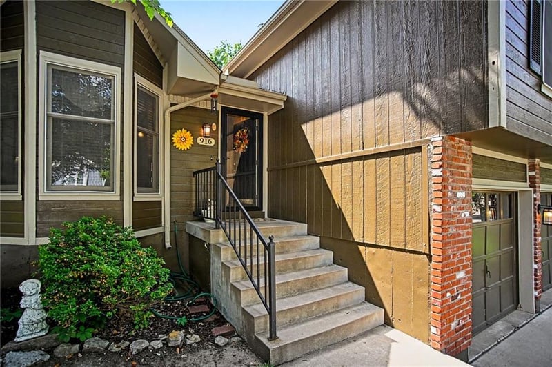 916 Heatherwood Dr, Blue Springs, MO 64015