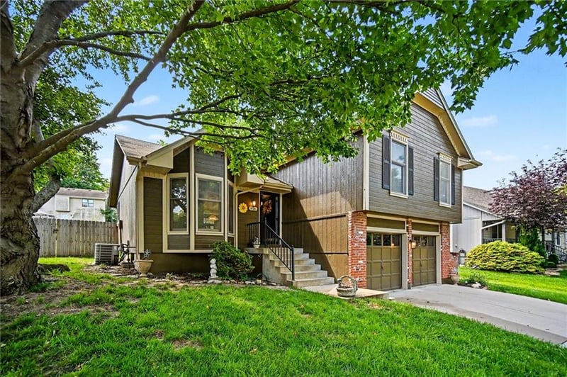 916 Heatherwood Dr, Blue Springs, MO 64015