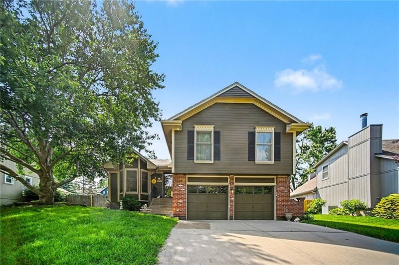 916 Heatherwood Dr, Blue Springs, MO 64015