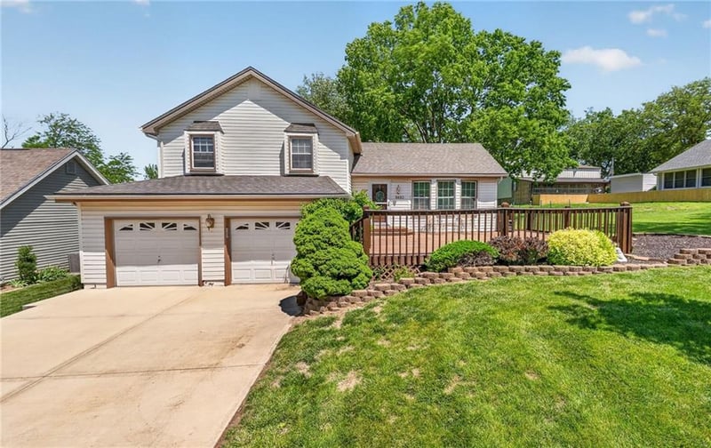 8402 68th St, Kansas City, MO 64152