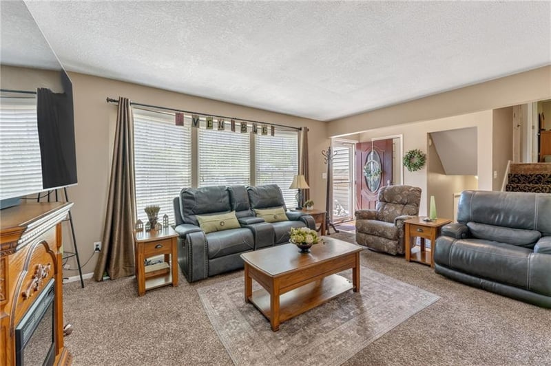 8402 68th St, Kansas City, MO 64152