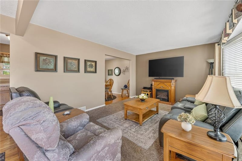 8402 68th St, Kansas City, MO 64152