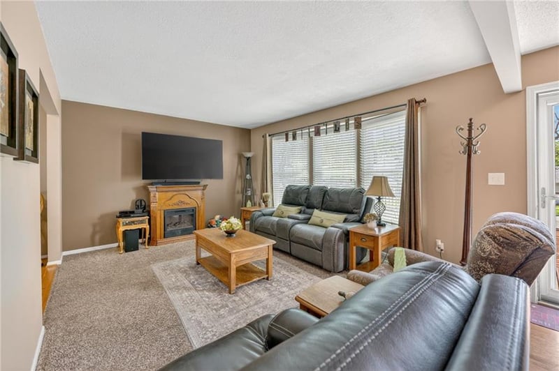 8402 68th St, Kansas City, MO 64152
