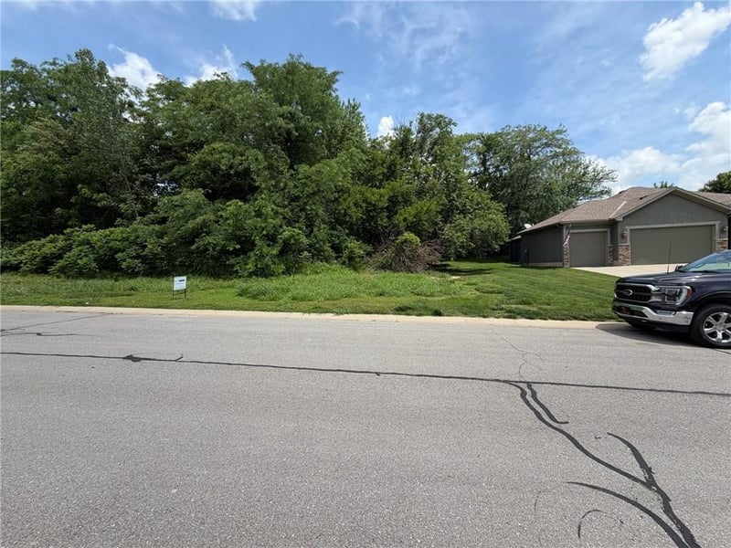 1112 13 St, Louisburg, KS 66053
