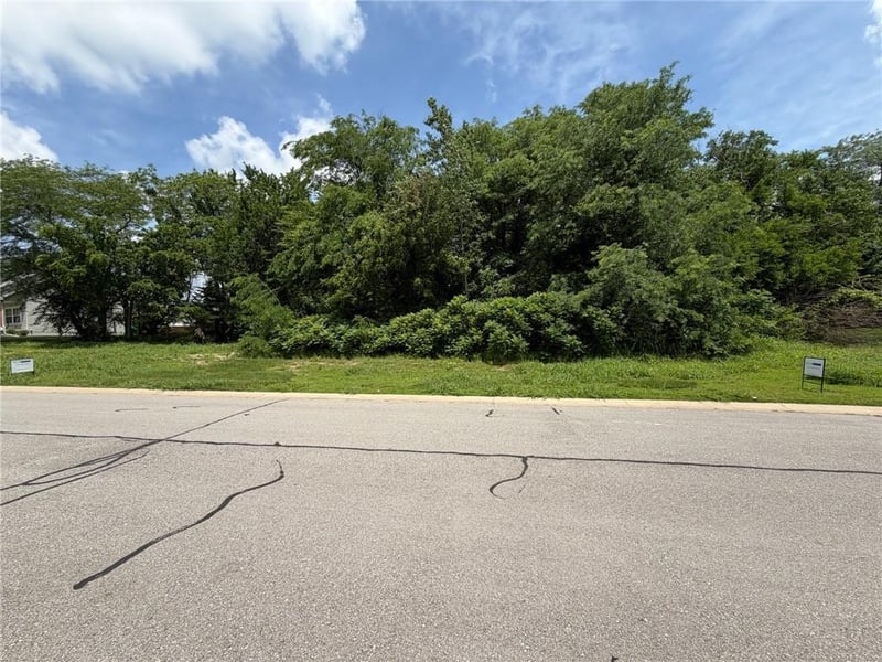 1118 13 St, Louisburg, KS 66053