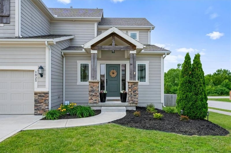 1825 Merryman Dr, Lee's Summit, MO 64082