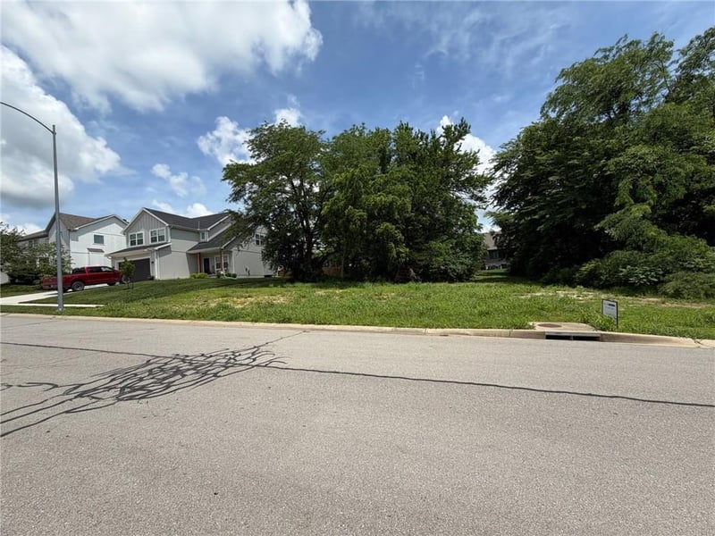 1124 13 St, Louisburg, KS 66053