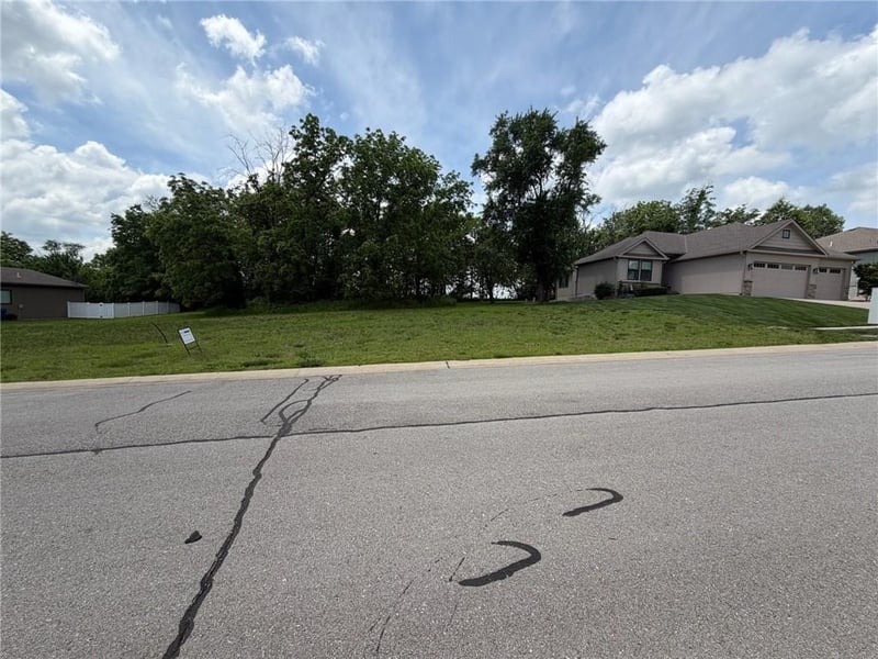 1123 13 St, Louisburg, KS 66053