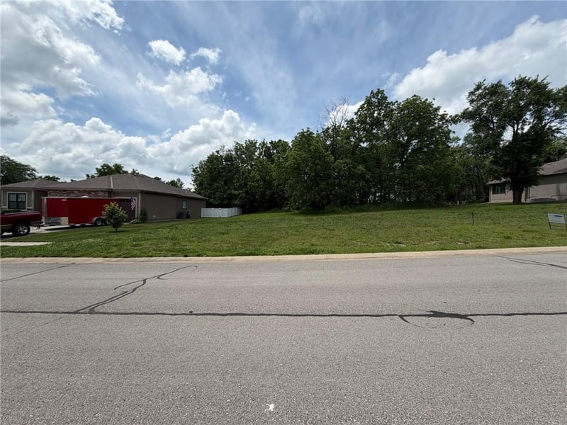 1117 13 St, Louisburg, KS 66053