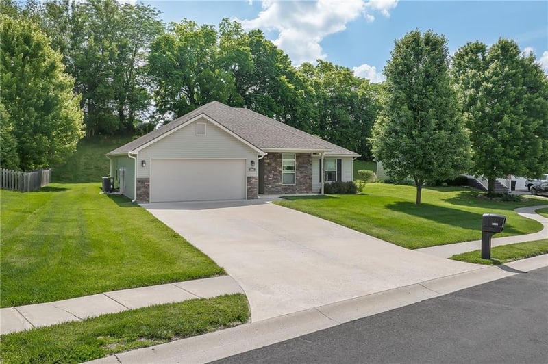 2805 Meadow Ridge Dr, St Joseph, MO 64504