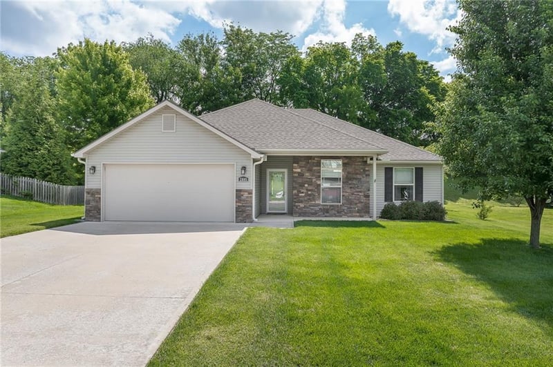 2805 Meadow Ridge Dr, St Joseph, MO 64504