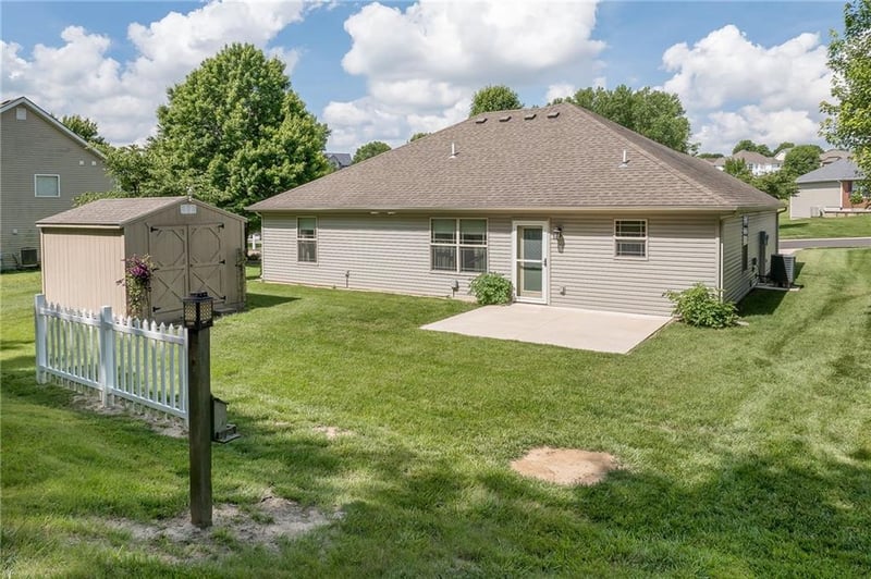 2805 Meadow Ridge Dr, St Joseph, MO 64504
