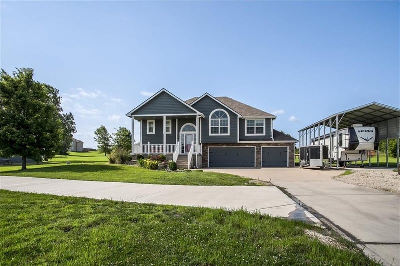 16963 Auburn Ct, Bonner Springs, KS 66012