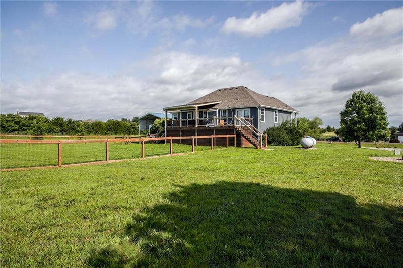 16963 Auburn Ct, Bonner Springs, KS 66012