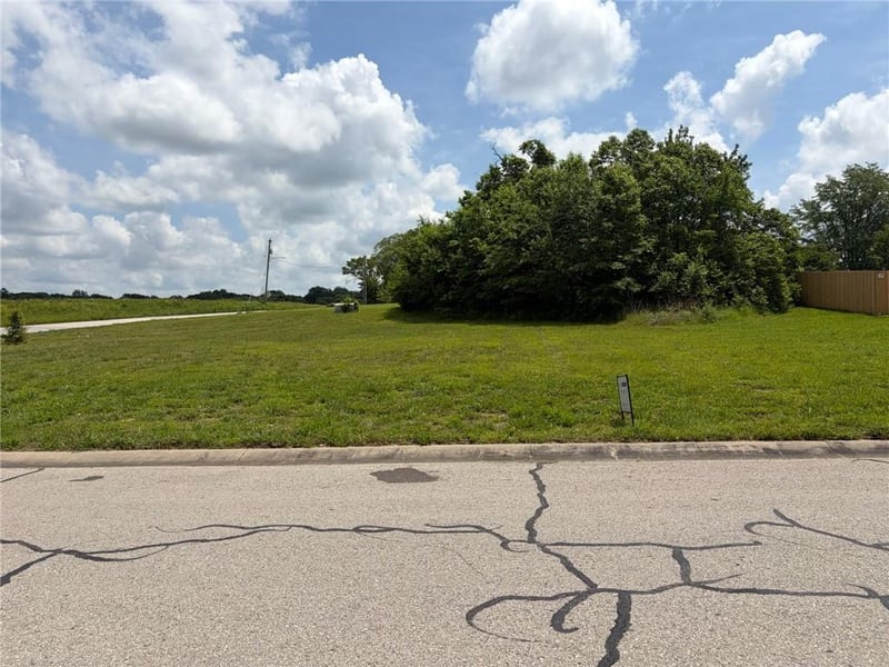921 Sutherland Dr, Louisburg, KS 66053