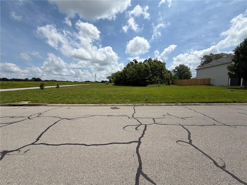 921 Sutherland Dr, Louisburg, KS 66053