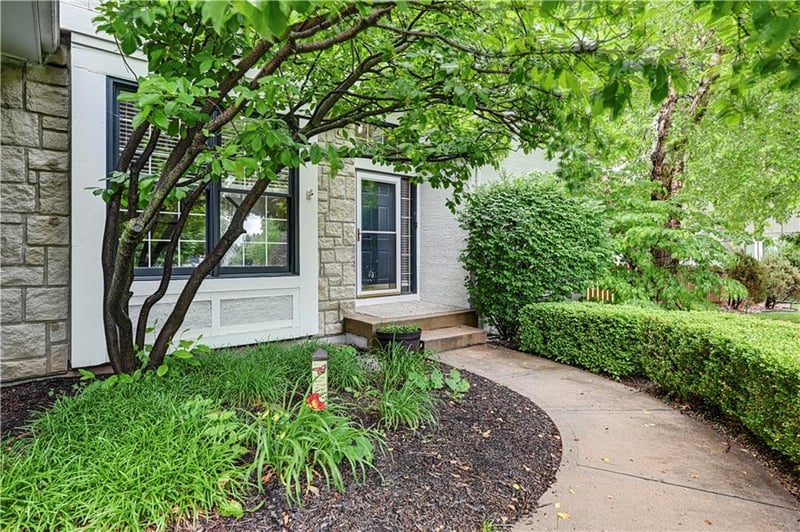 8520 142 St, Overland Park, KS 66223