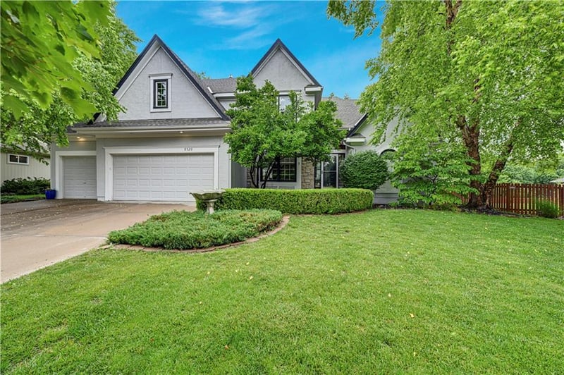 8520 142 St, Overland Park, KS 66223