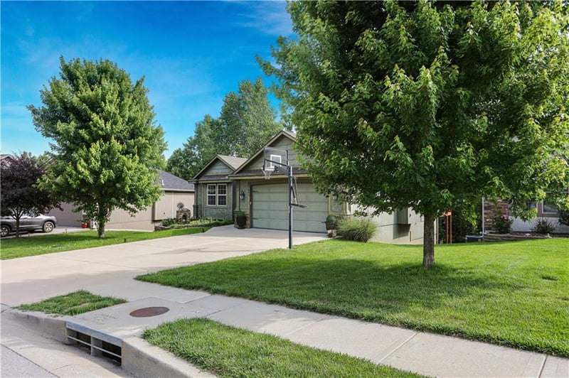 483 137th Pl, Bonner Springs, KS 66012
