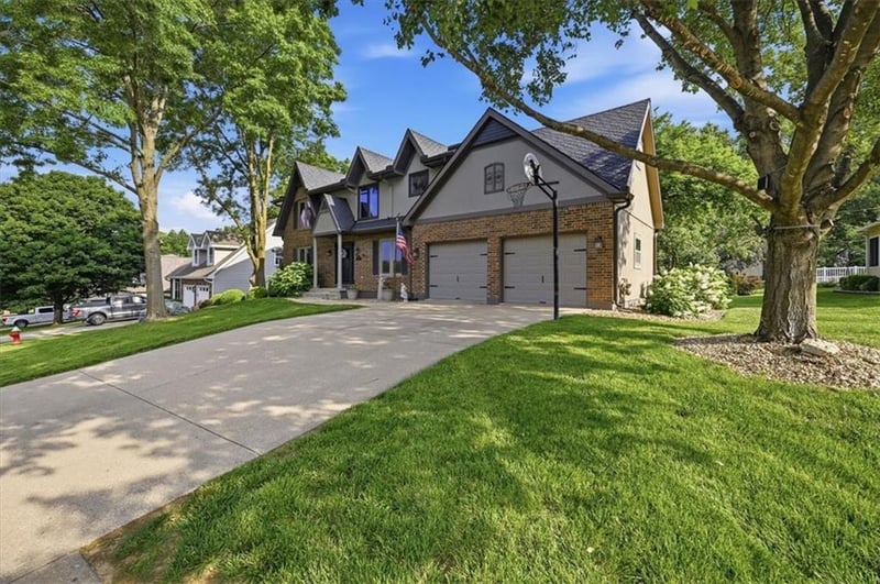 1208 Tanglewood St, Leavenworth, KS 66048