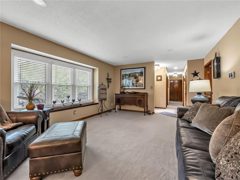 3137 Lakeview Cir, Leavenworth, KS 66048