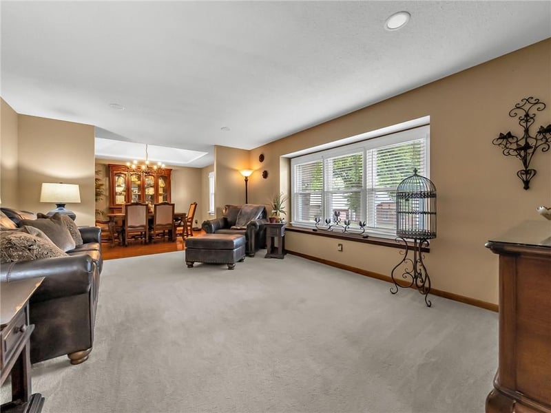 3137 Lakeview Cir, Leavenworth, KS 66048