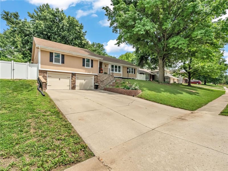 3137 Lakeview Cir, Leavenworth, KS 66048