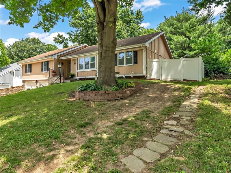 3137 Lakeview Cir, Leavenworth, KS 66048