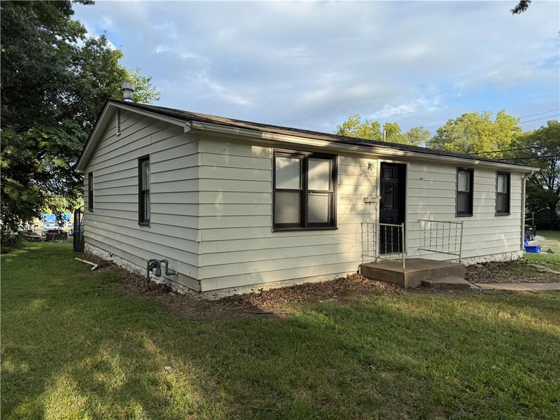 13100 6th St, Grandview, MO 64030