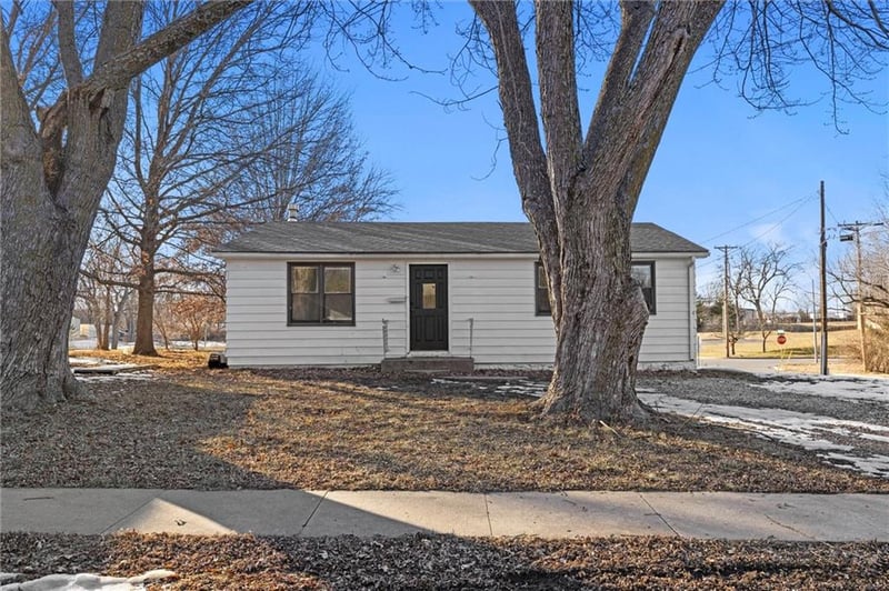 13100 6th St, Grandview, MO 64030