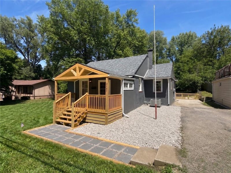 2701 Karnes Rd, St Joseph, MO 64505