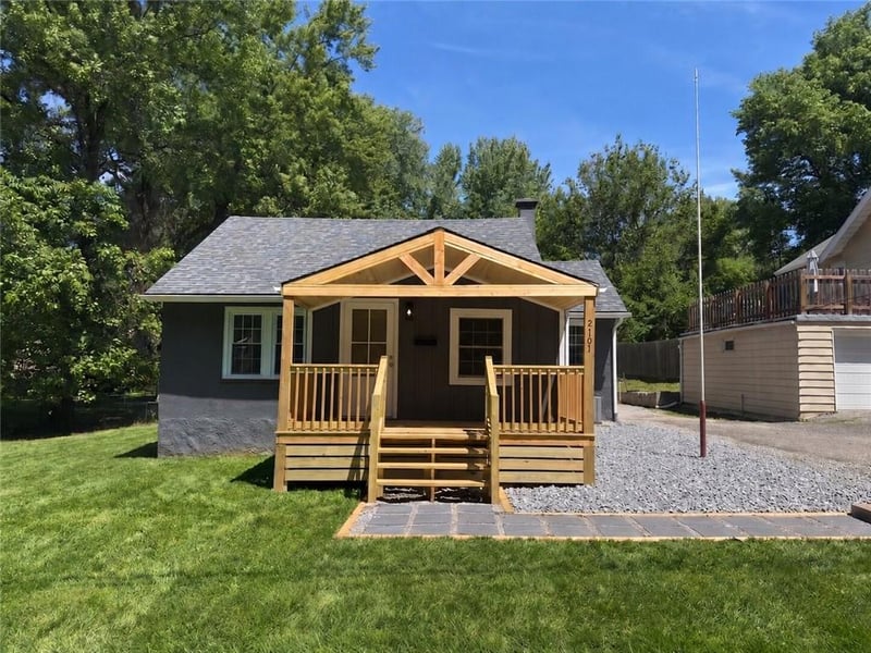 2701 Karnes Rd, St Joseph, MO 64505