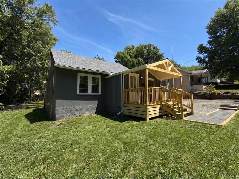 2701 Karnes Rd, St Joseph, MO 64505