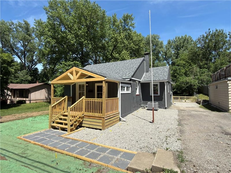 2701 Karnes Rd, St Joseph, MO 64505