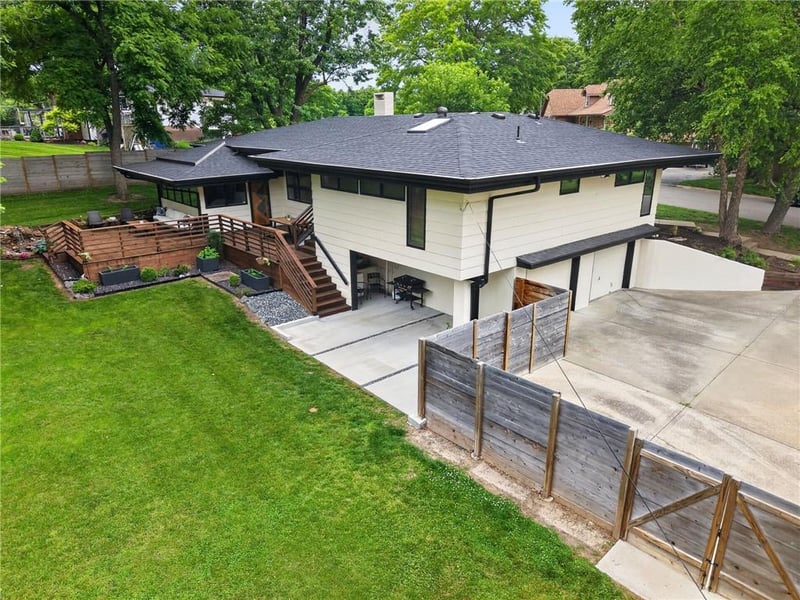 10737 Countryside Dr, Kansas City, KS 66109