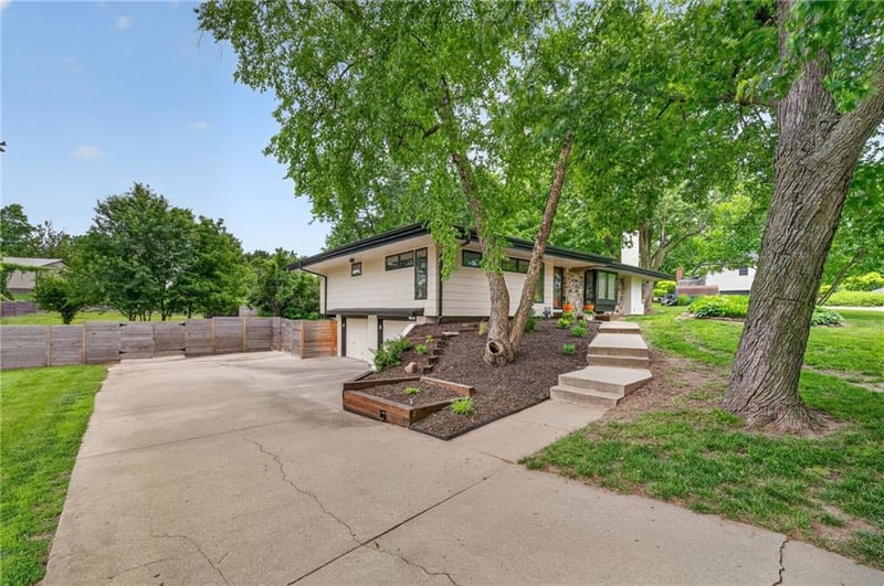 10737 Countryside Dr, Kansas City, KS 66109