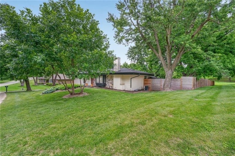 10737 Countryside Dr, Kansas City, KS 66109