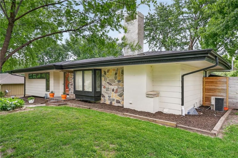 10737 Countryside Dr, Kansas City, KS 66109