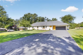 1011 Tam Oshanter Dr, Kansas City, MO 64145