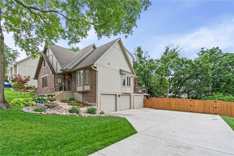 2108 Brookshire Dr, Blue Springs, MO 64015
